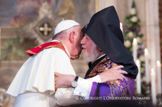 2-Viagem Apostólica à Armênia: Momento de oração na Catedral Apostólica 