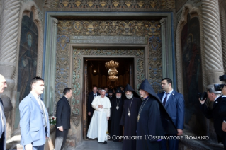 9-Voyage apostolique en Arm&#xe9;nie : Visite de pri&#xe8;re &#xe0; la cath&#xe9;drale apostolique