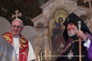 13-Voyage apostolique en Arm&#xe9;nie : Visite de pri&#xe8;re &#xe0; la cath&#xe9;drale apostolique