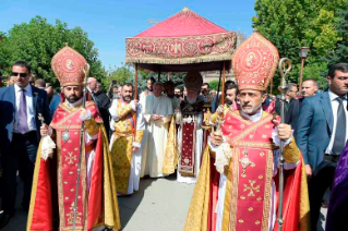 11-Voyage apostolique en Arm&#xe9;nie : Participation à la Divine Liturgie en la cathédrale arménienne apostolique