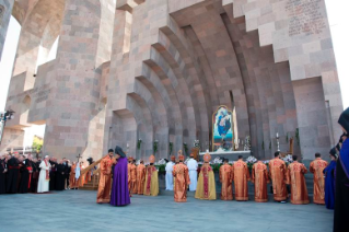 12-Voyage apostolique en Arm&#xe9;nie : Participation à la Divine Liturgie en la cathédrale arménienne apostolique