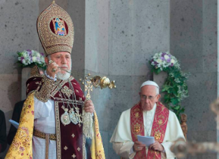 15-Voyage apostolique en Arm&#xe9;nie : Participation à la Divine Liturgie en la cathédrale arménienne apostolique