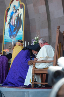 17-Voyage apostolique en Arm&#xe9;nie : Participation à la Divine Liturgie en la cathédrale arménienne apostolique