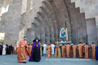 0-Voyage apostolique en Arm&#xe9;nie : Participation à la Divine Liturgie en la cathédrale arménienne apostolique