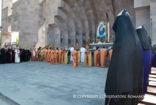 4-Voyage apostolique en Arm&#xe9;nie : Participation à la Divine Liturgie en la cathédrale arménienne apostolique