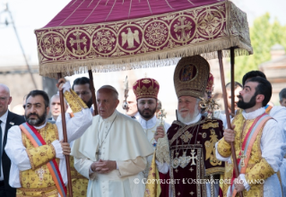 9-Voyage apostolique en Arm&#xe9;nie : Participation à la Divine Liturgie en la cathédrale arménienne apostolique