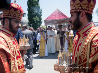 8-Voyage apostolique en Arm&#xe9;nie : Participation à la Divine Liturgie en la cathédrale arménienne apostolique