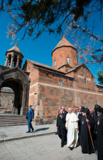 4-Viaggio Apostolico in Armenia: Preghiera al Monastero di Khor Virap