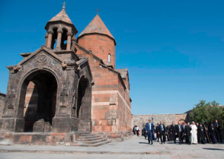 5-Viaggio Apostolico in Armenia: Preghiera al Monastero di Khor Virap