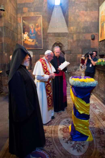 6-Viaggio Apostolico in Armenia: Preghiera al Monastero di Khor Virap