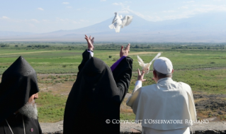 1-Viaggio Apostolico in Armenia: Preghiera al Monastero di Khor Virap