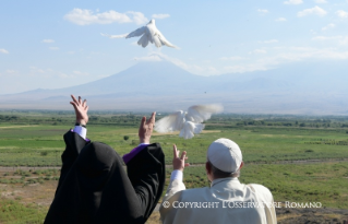 2-Viaggio Apostolico in Armenia: Preghiera al Monastero di Khor Virap