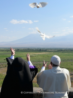3-Viaggio Apostolico in Armenia: Preghiera al Monastero di Khor Virap
