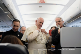 0-Viaggio Apostolico: Saluto del Santo Padre ai giornalisti durante il volo verso l'Armenia