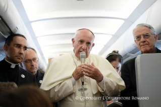 3-Viaggio Apostolico: Saluto del Santo Padre ai giornalisti durante il volo verso l'Armenia