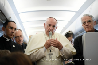 3-Viagem Apostólica: Saudação do Santo Padre aos jornalistas durante o voo para a Armênia 