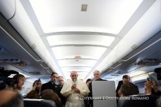 4-Viaggio Apostolico: Saluto del Santo Padre ai giornalisti durante il volo verso l'Armenia