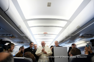 4-Viaje apostólico: Saludo del Santo Padre a los periodistas durante el vuelo hacia Armenia