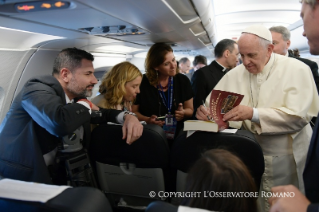 2-Viaggio Apostolico: Saluto del Santo Padre ai giornalisti durante il volo verso l'Armenia
