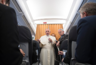 4-Apostolische Reise: Pressekonferenz mit dem Heiligen Vater auf dem Rückflug von Armenien nach Rom 