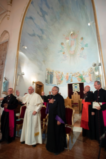 8-Voyage apostolique en G&#xe9;orgie et Azerba&#xef;djan : rencontre avec les pr&#xea;tres, religieux et religieuses, s&#xe9;minaristes et agents pastoraux  dans l'&#xe9;glise de l&#x2019;Assomption