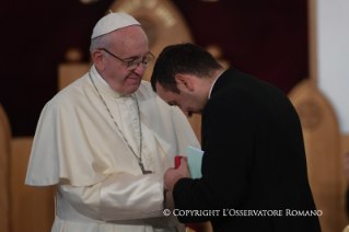 2-Voyage apostolique en G&#xe9;orgie et Azerba&#xef;djan : rencontre avec les pr&#xea;tres, religieux et religieuses, s&#xe9;minaristes et agents pastoraux  dans l'&#xe9;glise de l&#x2019;Assomption