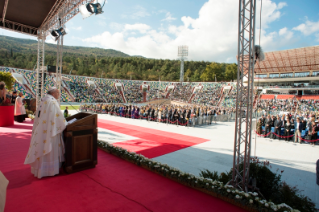 21-Voyage apostolique en G&#xe9;orgie et Azerba&#xef;djan:  Messe dans le stade M. Meskhi