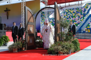 10-Voyage apostolique en G&#xe9;orgie et Azerba&#xef;djan:  Messe dans le stade M. Meskhi