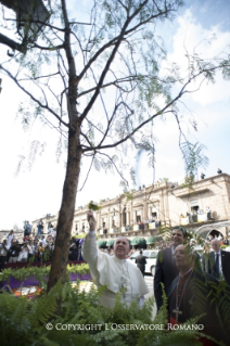 7-Voyage apostolique : Salut aux jeunes du cat&#xe9;chisme dans la cath&#xe9;drale de Morelia