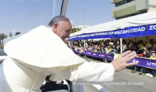 9-Viaggio Apostolico: Saluto ai ragazzi del catechismo nella Cattedrale di Morelia