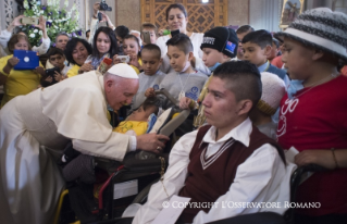 3-Viaggio Apostolico: Saluto ai ragazzi del catechismo nella Cattedrale di Morelia