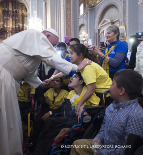 5-Viaggio Apostolico: Saluto ai ragazzi del catechismo nella Cattedrale di Morelia