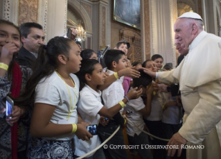 6-Voyage apostolique : Salut aux jeunes du cat&#xe9;chisme dans la cath&#xe9;drale de Morelia