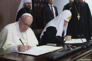 12-Encontro do Papa Francisco com S.S. Kirill, Patriarca de Moscou e de toda a R&#xfa;ssia - Assinatura da Declara&#xe7;&#xe3;o Conjunta