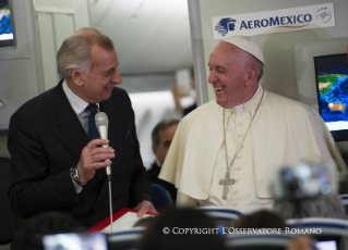 8-Viaggio Apostolico: Conferenza stampa del Santo Padre durante il volo di ritorno dal Messico