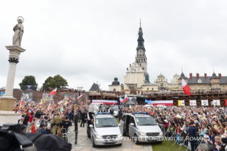 2-Viaje apostólico a Polonia: Ceremonia de acogida de los jóvenes en el parque Jordan de B&#x142;onia