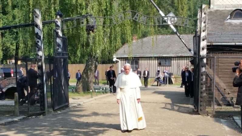 10-Voyage apostolique en Pologne : Visite &#xe0; Auschwitz