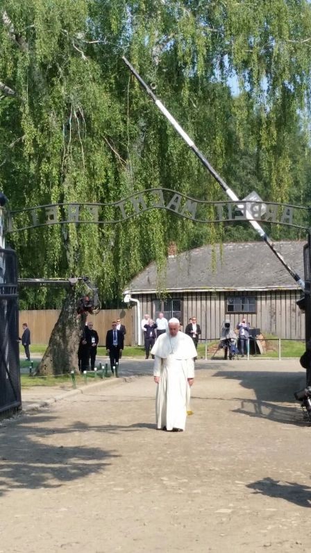 11-Voyage apostolique en Pologne : Visite &#xe0; Auschwitz