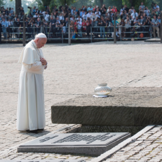 16-Voyage apostolique en Pologne : Visite au Camp de Birkenau