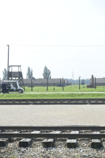 0-Viaggio Apostolico in Polonia: Visita al Campo di Birkenau