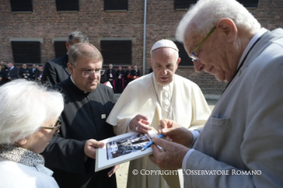 23-Viagem Apostólica à Polônia: Visita ao Campo de concentração de Auschwitz 