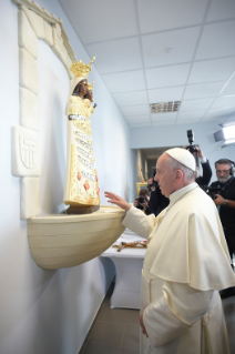 3-Viaggio Apostolico in Polonia: Benedizione della Casa per poveri e anziani offerta dalla Caritas 