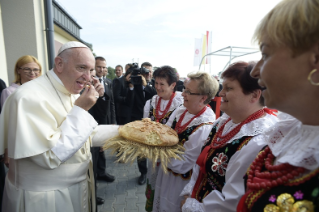 1-Viaggio Apostolico in Polonia: Benedizione della Casa per poveri e anziani offerta dalla Caritas 