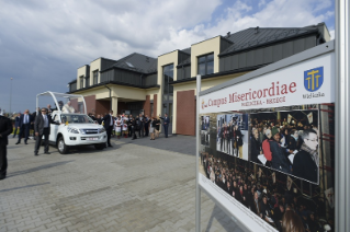 7-Viaggio Apostolico in Polonia: Benedizione della Casa per poveri e anziani offerta dalla Caritas 