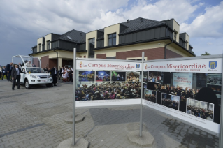 6-Viaggio Apostolico in Polonia: Benedizione della Casa per poveri e anziani offerta dalla Caritas 
