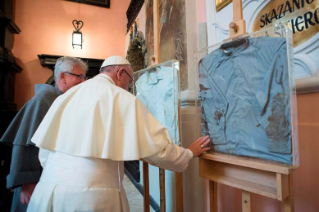 6-Viagem Apostólica à Polônia: Oração do Santo Padre na igreja de São Francisco em Cracóvia