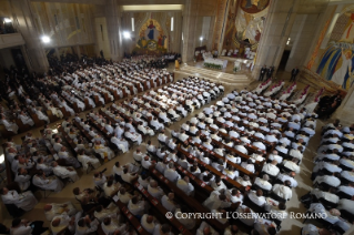 4-Voyage apostolique en Pologne : Messe avec les pr&#xea;tres, religieuses, religieux, consacr&#xe9;s et s&#xe9;minaristes polonais au Sanctuaire St-Jean-Paul II