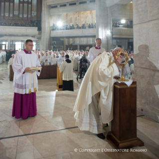 13-Voyage apostolique en Pologne : Messe avec les pr&#xea;tres, religieuses, religieux, consacr&#xe9;s et s&#xe9;minaristes polonais au Sanctuaire St-Jean-Paul II