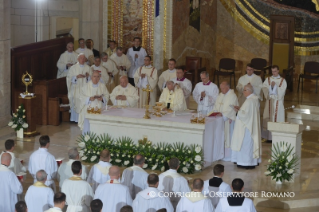 2-Voyage apostolique en Pologne : Messe avec les pr&#xea;tres, religieuses, religieux, consacr&#xe9;s et s&#xe9;minaristes polonais au Sanctuaire St-Jean-Paul II