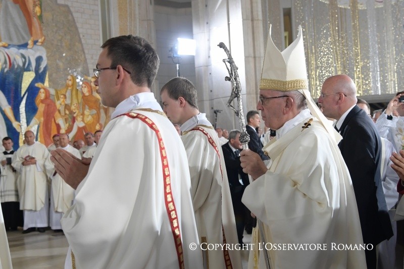 6-Viaggio Apostolico in Polonia: Santa Messa con Sacerdoti, Religiose, Religiosi, Consacrati e Seminaristi polacchi nel Santuario di S. Giovanni Paolo II